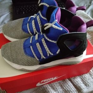 Size 5y nike sneakers